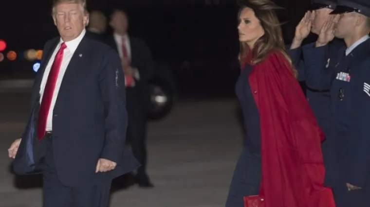 Cijelo vrijeme hodala iza njega, a kad se okrenuo, nije ga ni pogledala