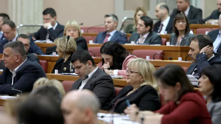 CRO Demoskop: Mostu za sada ne pomaže povećana politička i komunikacijska aktivnost