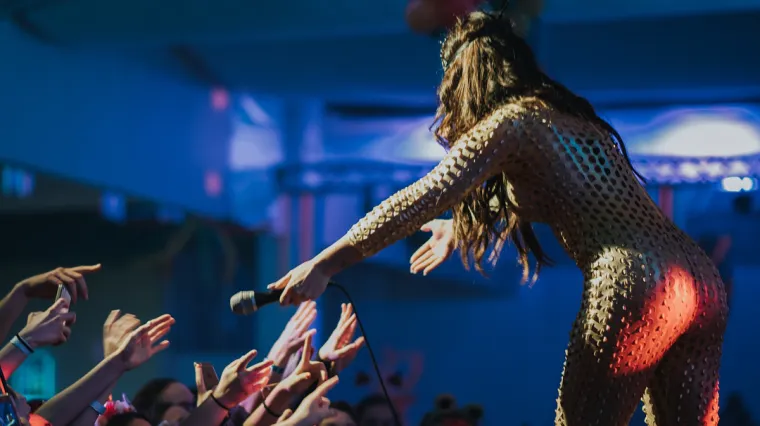 Ako vas ne uspije zavesti glasom, onda će stasom