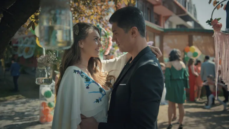 Faruk razgovara s Begum, dok Sureja zbog Bade napada Esmu (Istanbulska nevjesta)