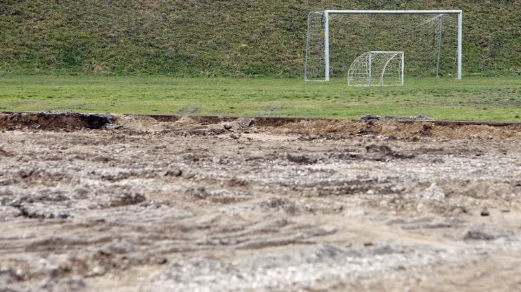 Lo&scaron;e stanje travnjaka u Vinkovcima ugrožava zdravlje igrača