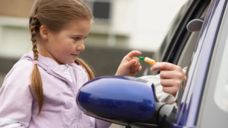 Osječki roditelji u panici: nepoznati mu&scaron;karac bombonima mamio četiri djevojčice u automobil!?