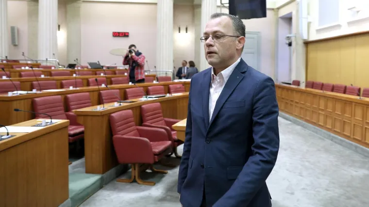 'Novi zakon je protulustracijsko kukavičje jaje, a oni koji su ga predložili čuvari joguslavenskih tajni'