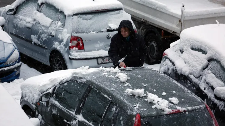 Na cestama vladaju zimski uvjeti, a mnogi zaborave na ovo pravilo