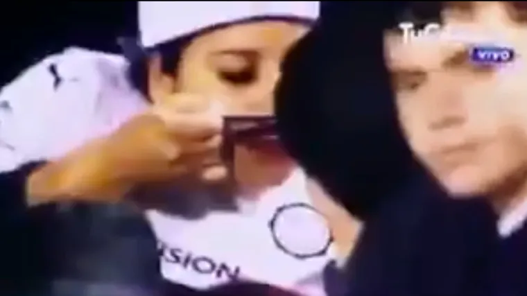 Navijač uhvaćen kako &scaron;mrče kokain na tribini?