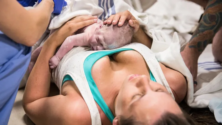 Dramatičan porod koji je na kraju ipak zavr&scaron;io sretno: Žena je rodila na podu bolnice, uz malu pomoć svog supruga