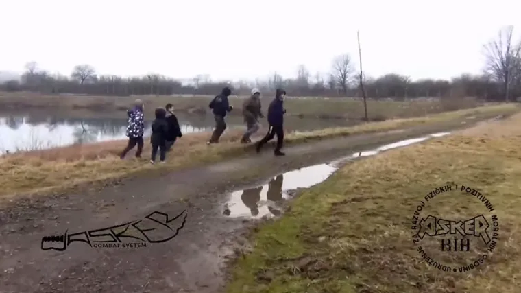 Vehabije u Te&scaron;nju vojno obučavaju maloljetnike, a mladići iz akademije poziraju sa ISIL-ovom zastavom