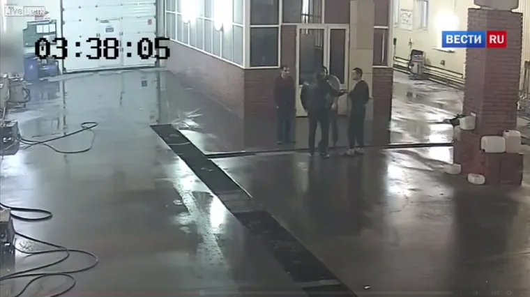 Užas u autopraonici: &scaron;akama izudarao radnike jer nisu odmah krenuli prati auto, jedan od udarca preminuo