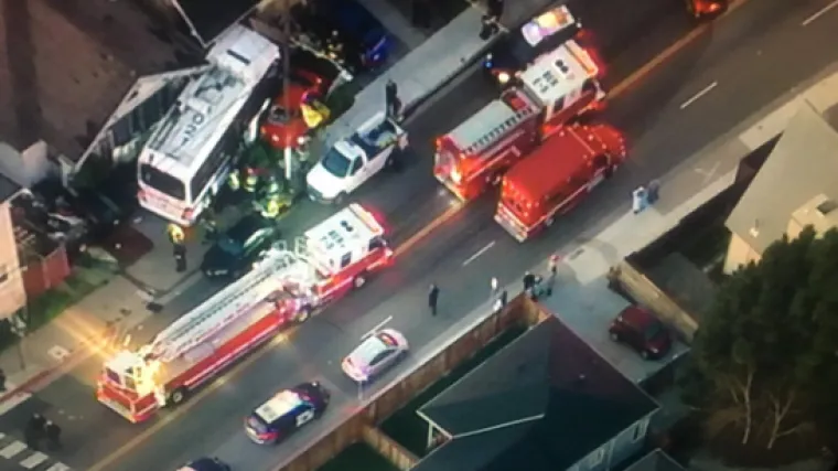 Tragedija u Kaliforniji: autobus se zabio u kuću, jedna osoba poginula