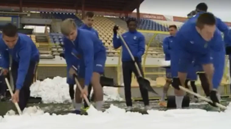 I nogometa&scaron;i Intera uzeli lopatu u ruke i čistili snijeg s terena