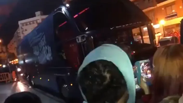 Navijači Valencije gađali Rakitića i ostatak igrača kamenjem i bocama: razbili staklo autobusa