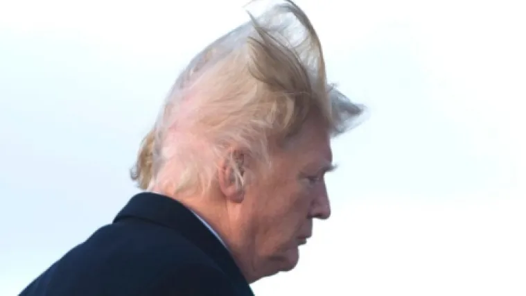 Za Trumpa nije dobro imati vjetar u leđa: zbog ove snimke svi se pitaju je li 'zlatni &scaron;ljem' na njegovoj glavi umjetan