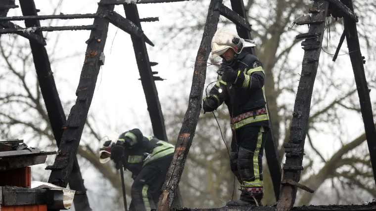 Požar na obiteljskoj kući iza Sesveta: vatrogasci su izvukli dvoje stanara