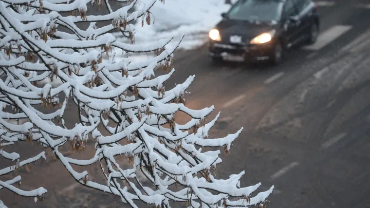 HAK upozorava vozače: slab snijeg povremeno pada u sjeverozapadnoj Hrvatskoj, kolnici su mjestimice mokri i skliski