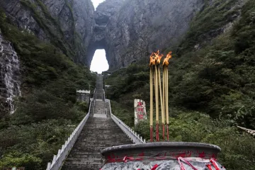 NEVJEROJATNE FOTOGRAFIJE NEVJEROJATNOG USPJEHA: Novi Range Rover svladao smrtonosnu Tianmen planinu