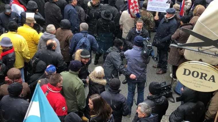 Zbog 'neprimjerenog transparenta' na prosvjedu protiv Vučića privedena jedna osoba