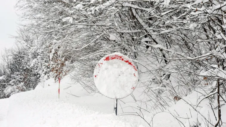 Sela zatrpana snijegom: vi&scaron;e od pola metra snijega otežava promet kroz Liku