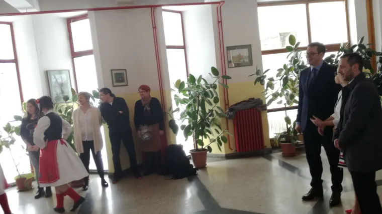 Hrvati nisu djeci dali u &scaron;kolu zbog posjeta: Vučić Osnovnoj &scaron;koli Gvozd poklonio 10 računala, osvrnuo se i na prosvjede