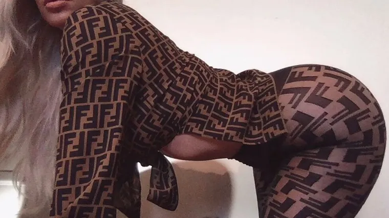 Pozira na sve četiri u skupim krpicama i golica ma&scaron;tu