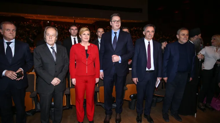 Vučić dobio poklon od Kolinde: srbijanski predsjednik u Beograd se vratio s knjigom 'Nestali u Domovinskom ratu'