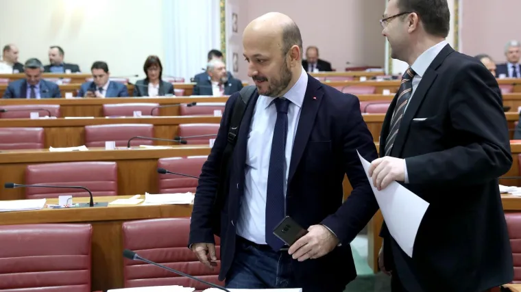 'Skandalozno je da premijer relativizira i opravdava tro&scaron;kove Agrokora'