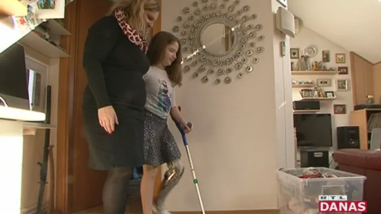 Skandalozno: djevojčica koja ne može hodati bez proteze, nakon 11 operacija za državu nije invalid!?