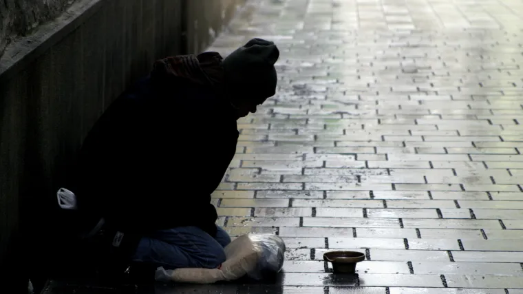 Možda nije imao sitnog: policija privela mu&scaron;karca tijekom prosjačenja pa otkrili da u džepovima ima vi&scaron;e od pola milijuna eura