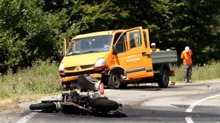 Dva motocikla izletjela s ceste, jedna osoba hitno prebačena u bolnicu