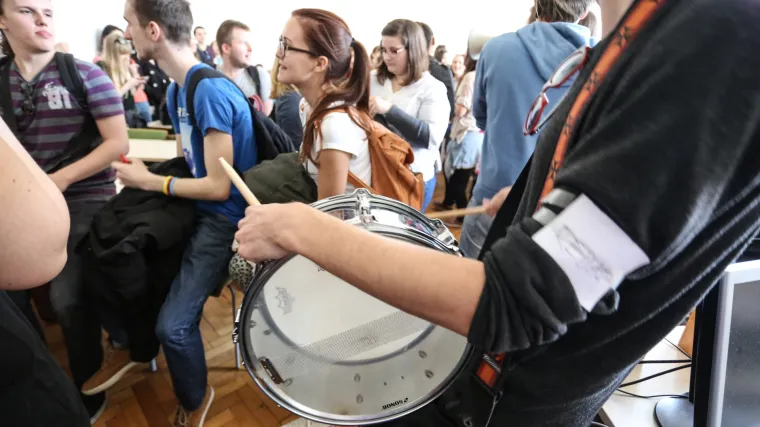 Umjesto javnog pisma, uputili im javnu 'pismu': studenti ogorčeni neodgovaranjem članova Senata snimili obradu pjesme