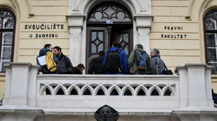 Farsa na Sveučili&scaron;tu: rektor Boras postavio za&scaron;titare i zabranio novinarima ulazak na sjednicu Senata!