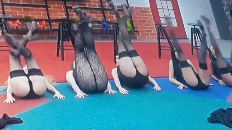 Skinule se samo u seksi rublje i izvijale kao da sutra ne postoji