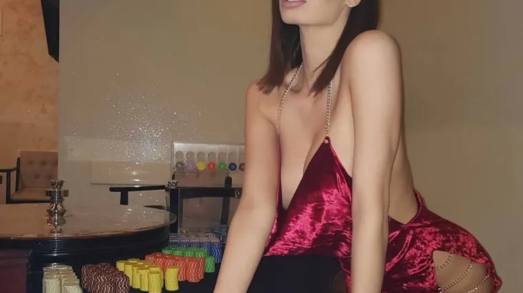 Gola je sa svih strana, vezice i lančići imaju jako težak posao da to sve drže na mjestu