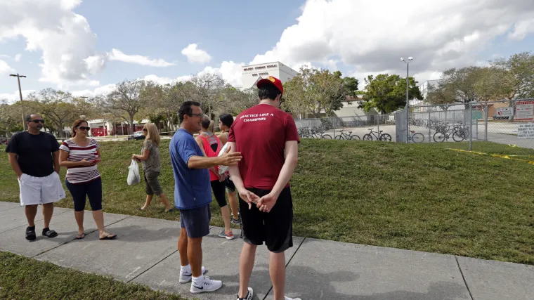 Preživjeli učenici srednje &scaron;kole na Floridi idu u veliki prosvjed za strožu kontrolu oružja