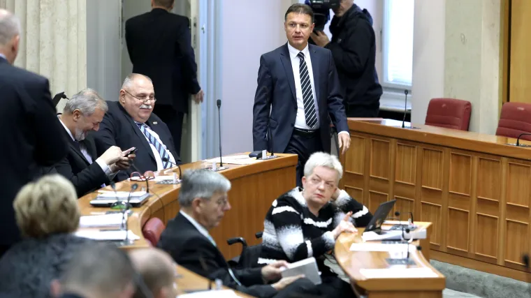 Usporedili smo radnu godinu saborskih zastupnika i onu prosječnih Hrvata i došli do - zanimljivih brojki