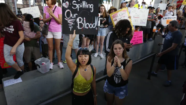 Stotine prosvjedovale protiv zakona o oružju nakon pucnjave na Floridi, traži se odgovor vlasti