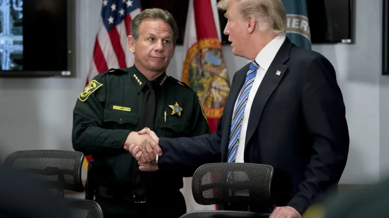 Trump podržava jačanje provjera kupaca oružja