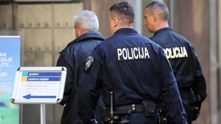 'Sina sam zatekla u postaji krvavog i u lisicama'; POLICIJA: 'Nitko ga nije tukao, imamo i videosnimke'