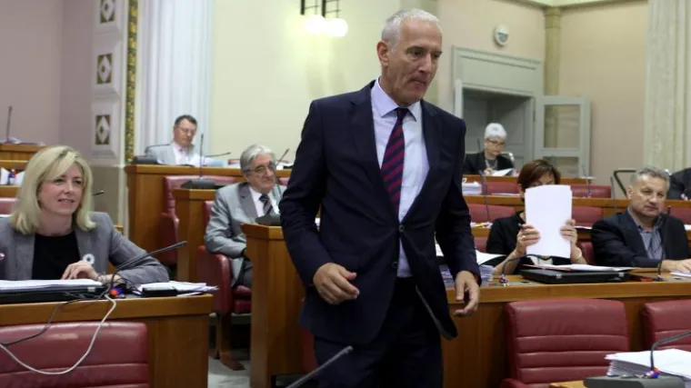 Ni&scaron;ta bez fakultetskog obrazovanja: predsjednica ne želi potpisati odluku o imenovanju Blažekovića