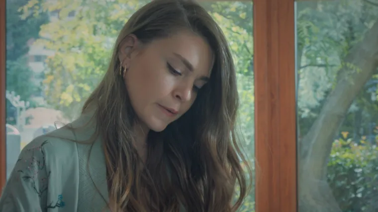 Sureja se raspituje o Emirovom ocu dok Faruk čuje da je Adem uhićen (Istanbulska nevjesta)