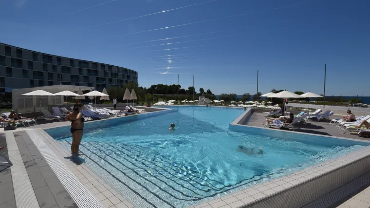 Hrvatski turistički div zapo&scaron;ljava nove radnike, plaća regres, božićnicu...