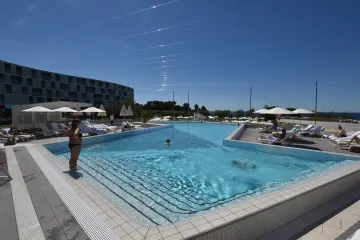 Hrvatski turistički div zapo&scaron;ljava nove radnike, plaća regres, božićnicu...