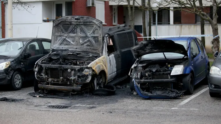 Jedan automobil izgorio, a jo&scaron; su dva djelomično zahvaćena vatrom u požaru u Slobo&scaron;tini