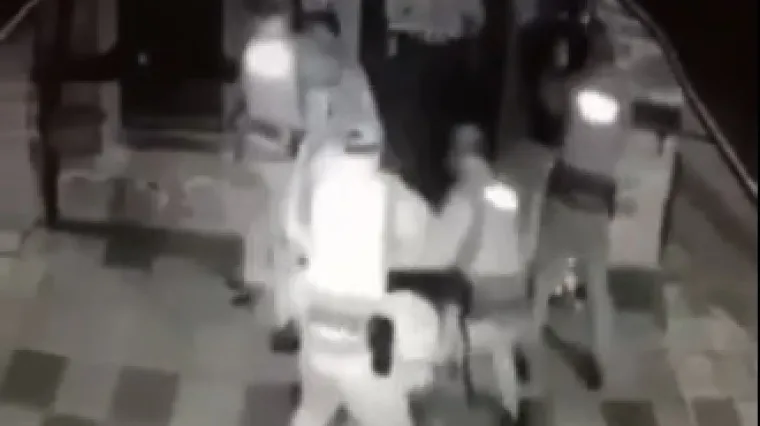 Policajci brutalno mlatili mladiće koji nisu pružali otpor