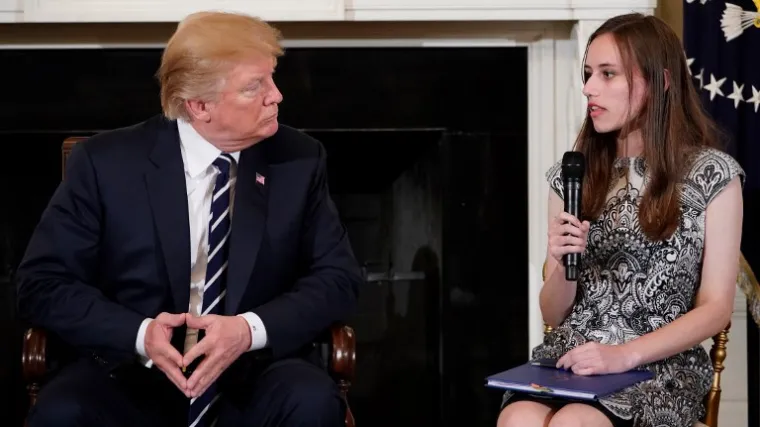 Fotografi snimili zanimljiv papirić u predsjednikovim rukama