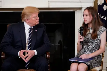 Fotografi snimili zanimljiv papirić u predsjednikovim rukama