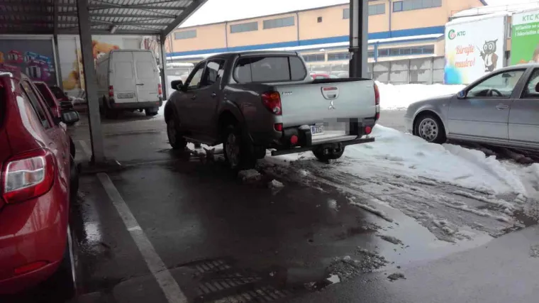 'Seljačino, zauzeo si četiri parkirna mjesta: jo&scaron; jedno bahato parkiranje neodgovornog vozača u Karlovcu