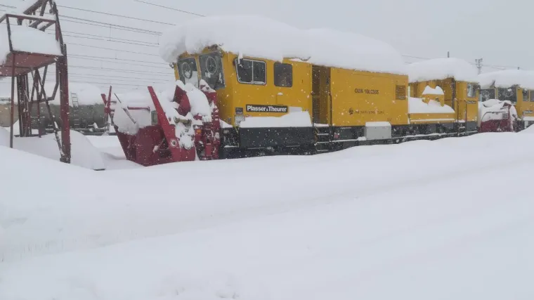 Rat dviju tvrtki HŽ-a zbog čišćenja snijega: vlakovi satima stoje u snijegu, a ralice kao da ne postoje