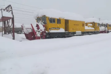 Rat dviju tvrtki HŽ-a zbog čišćenja snijega: vlakovi satima stoje u snijegu, a ralice kao da ne postoje