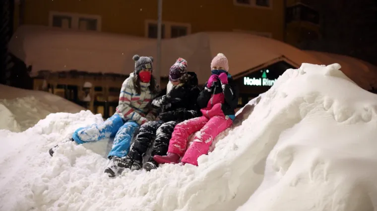 U Delnicama sutra nema &scaron;kole: proveli smo dan s goranskom obitelji u kućici u snijegu uz dobre note