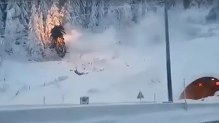 Kod Ravne Gore stablo palo na dalekovod na A6 i zapalilo se